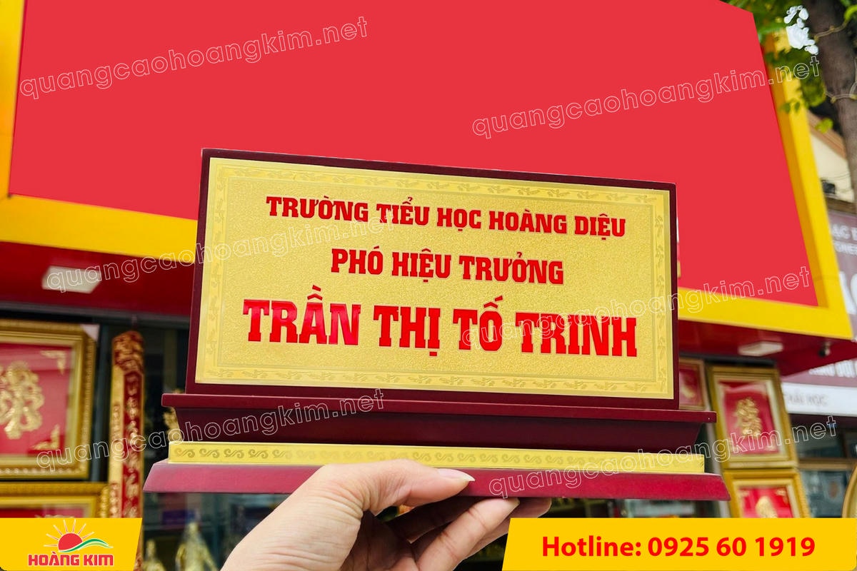 bien chuc danh mat dong de go tam cap dep 352 - BIỂN CHỨC DANH MẶT ĐỒNG ĐẾ GỖ TAM CẤP &ndash; D&Ograve;NG CAO CẤP CHO L&Atilde;NH ĐẠO