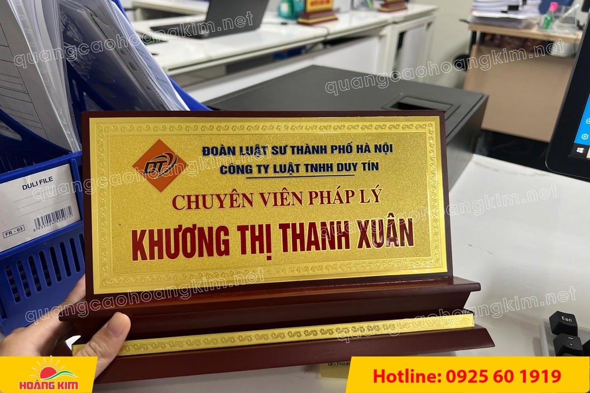 bien chuc danh mat dong de go tam cap dep 353 - BIỂN CHỨC DANH MẶT ĐỒNG ĐẾ GỖ TAM CẤP &ndash; D&Ograve;NG CAO CẤP CHO L&Atilde;NH ĐẠO