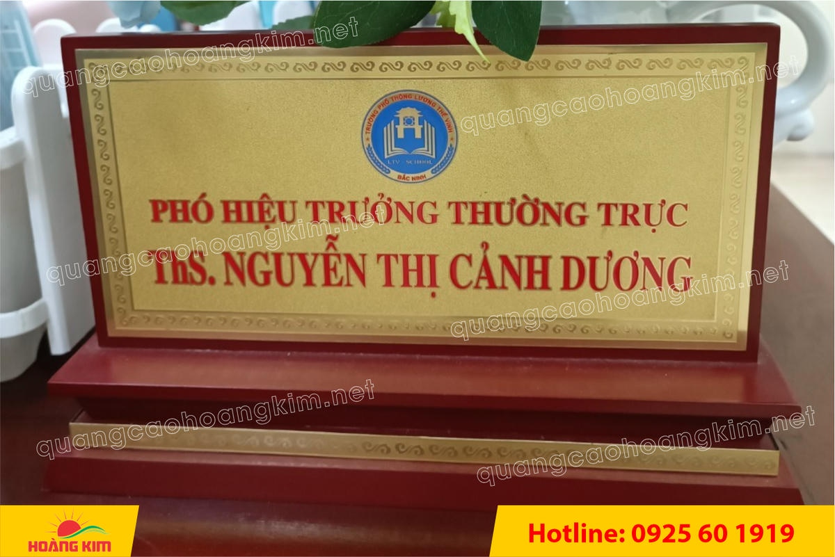 bien chuc danh mat dong de go tam cap dep 354 - BIỂN CHỨC DANH MẶT ĐỒNG ĐẾ GỖ TAM CẤP &ndash; D&Ograve;NG CAO CẤP CHO L&Atilde;NH ĐẠO