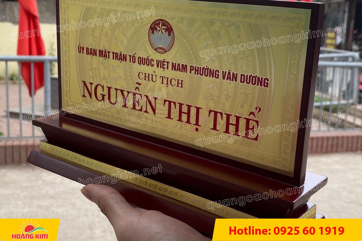 bien chuc danh mat dong de go tam cap dep 355 - BIỂN CHỨC DANH MẶT ĐỒNG ĐẾ GỖ TAM CẤP &ndash; D&Ograve;NG CAO CẤP CHO L&Atilde;NH ĐẠO