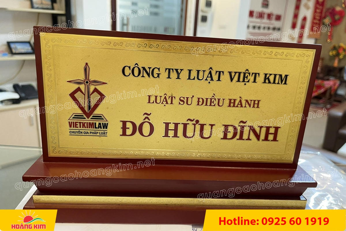 bien chuc danh mat dong de go tam cap dep 356 - BIỂN CHỨC DANH MẶT ĐỒNG ĐẾ GỖ TAM CẤP &ndash; D&Ograve;NG CAO CẤP CHO L&Atilde;NH ĐẠO