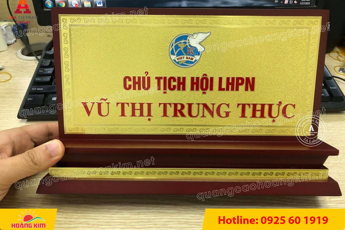 bien chuc danh mat dong de go tam cap dep 38 - BIỂN CHỨC DANH MẶT ĐỒNG ĐẾ GỖ TAM CẤP &ndash; D&Ograve;NG CAO CẤP CHO L&Atilde;NH ĐẠO