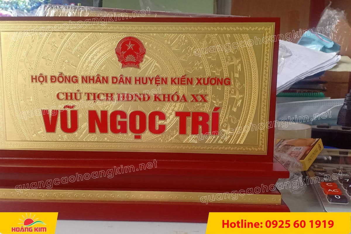 bien chuc danh mat dong de go tam cap dep 47 - BIỂN CHỨC DANH MẶT ĐỒNG ĐẾ GỖ TAM CẤP &ndash; D&Ograve;NG CAO CẤP CHO L&Atilde;NH ĐẠO