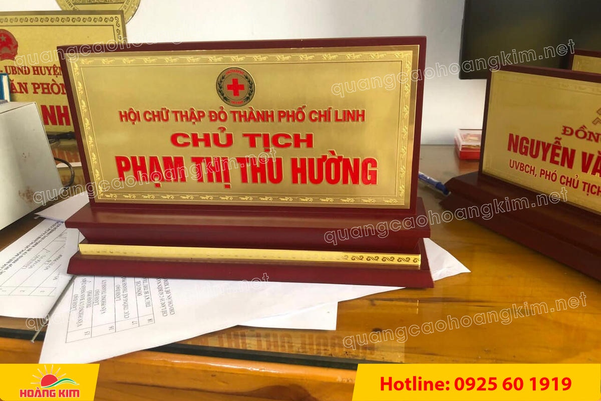 bien chuc danh mat dong de go tam cap dep 48 - BIỂN CHỨC DANH MẶT ĐỒNG ĐẾ GỖ TAM CẤP &ndash; D&Ograve;NG CAO CẤP CHO L&Atilde;NH ĐẠO