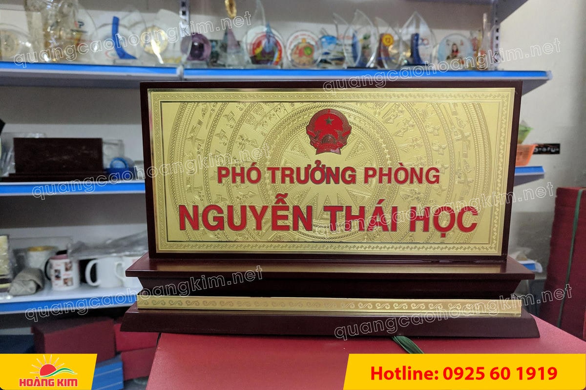 bien chuc danh mat dong de go tam cap dep 5 - BIỂN CHỨC DANH MẶT ĐỒNG ĐẾ GỖ TAM CẤP &ndash; D&Ograve;NG CAO CẤP CHO L&Atilde;NH ĐẠO