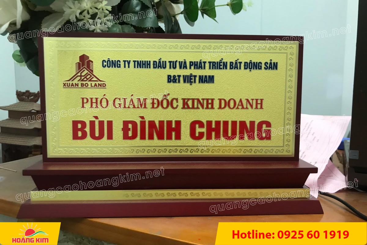 bien chuc danh mat dong de go tam cap dep 71 - BIỂN CHỨC DANH MẶT ĐỒNG ĐẾ GỖ TAM CẤP &ndash; D&Ograve;NG CAO CẤP CHO L&Atilde;NH ĐẠO