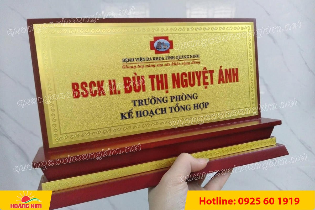 bien chuc danh mat dong de go tam cap dep 79 - BIỂN CHỨC DANH MẶT ĐỒNG ĐẾ GỖ TAM CẤP &ndash; D&Ograve;NG CAO CẤP CHO L&Atilde;NH ĐẠO