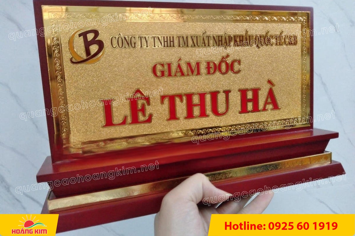 bien chuc danh mat dong de go tam cap dep 80 - BIỂN CHỨC DANH MẶT ĐỒNG ĐẾ GỖ TAM CẤP &ndash; D&Ograve;NG CAO CẤP CHO L&Atilde;NH ĐẠO