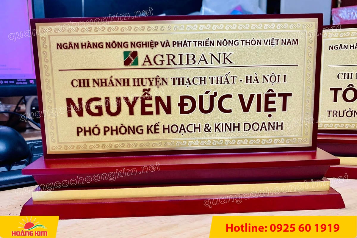 bien chuc danh mat dong de go tam cap dep 84 - BIỂN CHỨC DANH MẶT ĐỒNG ĐẾ GỖ TAM CẤP &ndash; D&Ograve;NG CAO CẤP CHO L&Atilde;NH ĐẠO