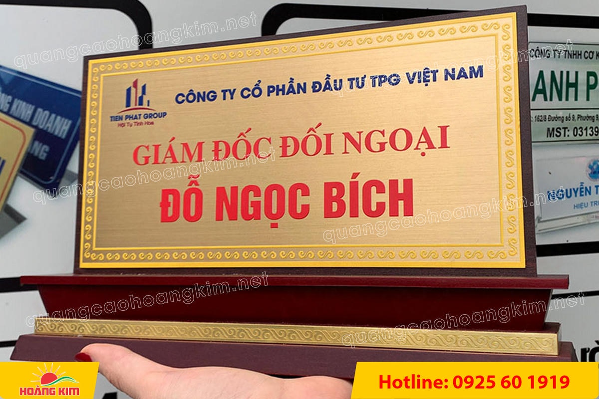 bien chuc danh mat dong de go tam cap dep 88 - BIỂN CHỨC DANH MẶT ĐỒNG ĐẾ GỖ TAM CẤP &ndash; D&Ograve;NG CAO CẤP CHO L&Atilde;NH ĐẠO