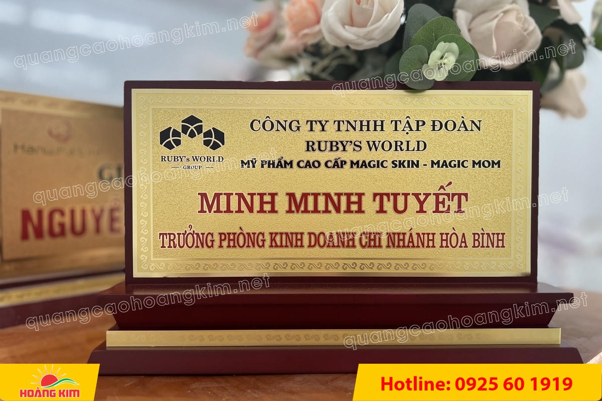 bien chuc danh mat dong de go tam cap dep 90 - BIỂN CHỨC DANH MẶT ĐỒNG ĐẾ GỖ TAM CẤP &ndash; D&Ograve;NG CAO CẤP CHO L&Atilde;NH ĐẠO