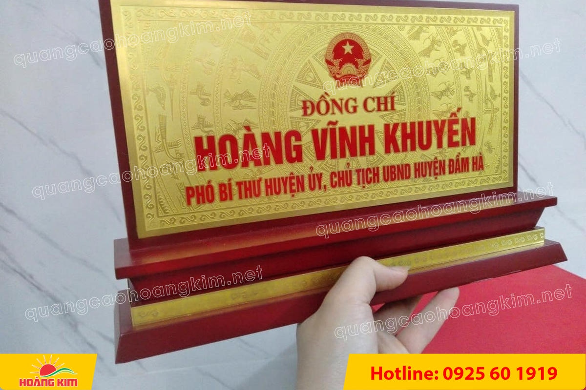 bien chuc danh mat dong de go tam cap dep 97 - BIỂN CHỨC DANH MẶT ĐỒNG ĐẾ GỖ TAM CẤP &ndash; D&Ograve;NG CAO CẤP CHO L&Atilde;NH ĐẠO
