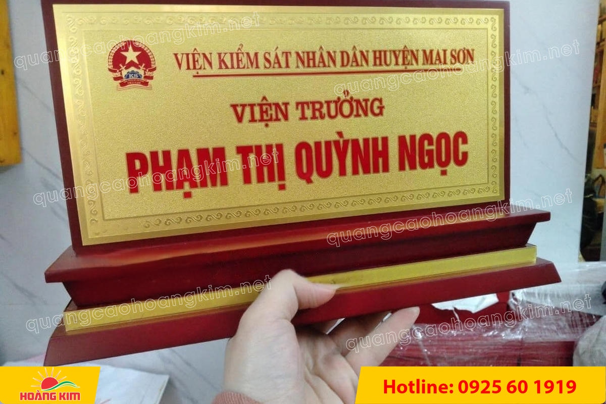 bien chuc danh mat dong de go tam cap dep 98 - BIỂN CHỨC DANH MẶT ĐỒNG ĐẾ GỖ TAM CẤP &ndash; D&Ograve;NG CAO CẤP CHO L&Atilde;NH ĐẠO
