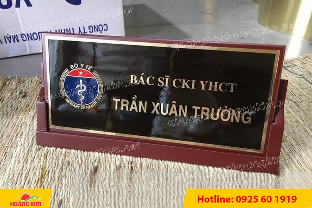 bien chuc danh mat dong de go tam giac mat rut dep - BIỂN CHỨC DANH MẶT ĐỒNG ĐẾ GỖ TAM GI&Aacute;C &ndash; ĐẲNG CẤP CHO L&Atilde;NH ĐẠO