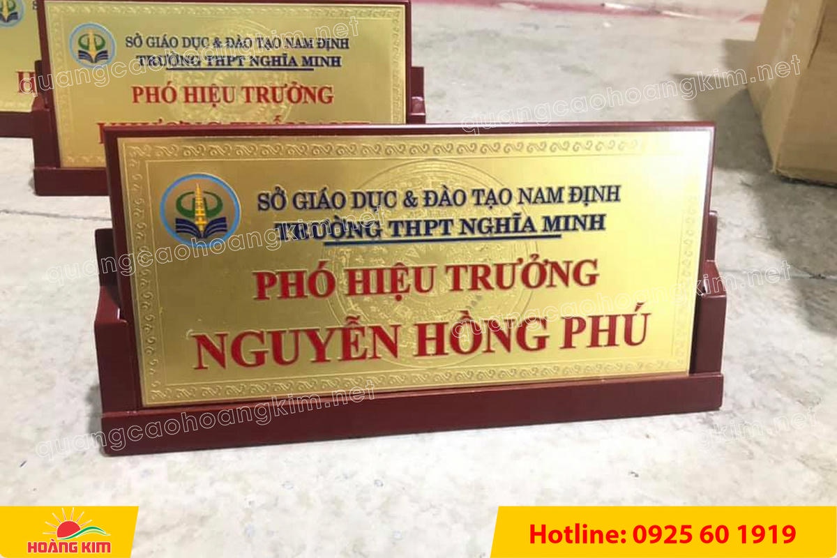 bien chuc danh mat dong de go tam giac mat rut dep 10 - BIỂN CHỨC DANH HIỆU TRƯỞNG, TRƯỜNG HỌC CỰC ĐẸP