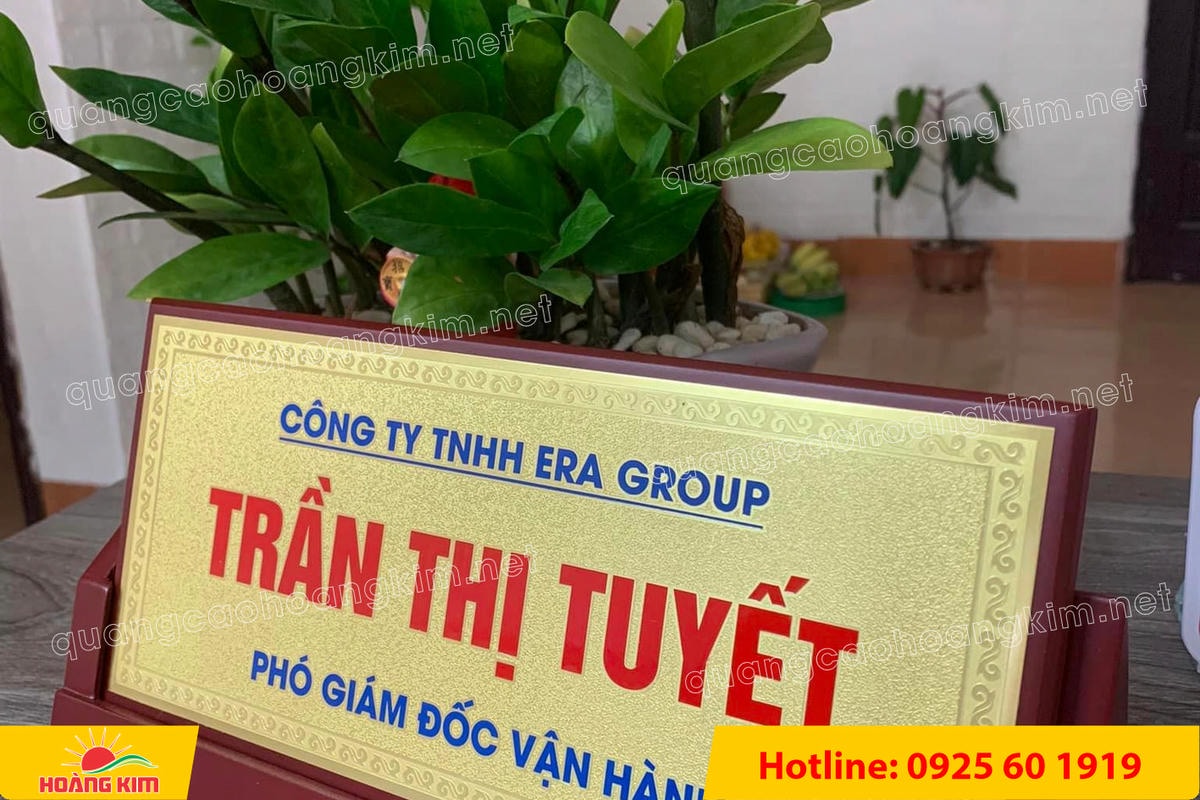 bien chuc danh mat dong de go tam giac mat rut dep 100 - BIỂN CHỨC DANH MẶT ĐỒNG ĐẾ GỖ TAM GI&Aacute;C &ndash; ĐẲNG CẤP CHO L&Atilde;NH ĐẠO