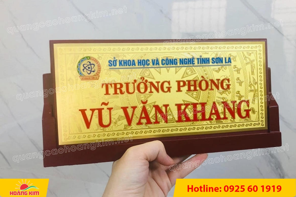 bien chuc danh mat dong de go tam giac mat rut dep 101 - BIỂN CHỨC DANH MẶT ĐỒNG ĐẾ GỖ TAM GI&Aacute;C &ndash; ĐẲNG CẤP CHO L&Atilde;NH ĐẠO