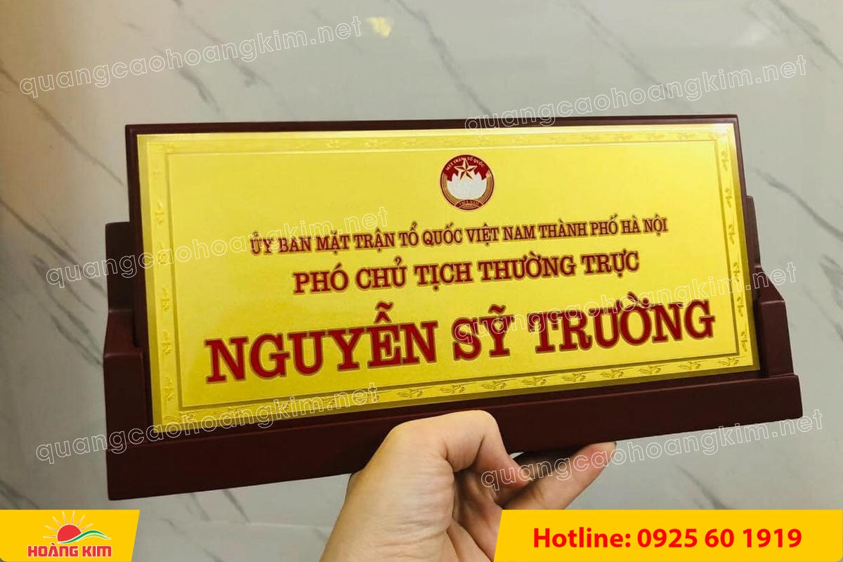 bien chuc danh mat dong de go tam giac mat rut dep 102 - BIỂN CHỨC DANH MẶT ĐỒNG ĐẾ GỖ TAM GI&Aacute;C &ndash; ĐẲNG CẤP CHO L&Atilde;NH ĐẠO