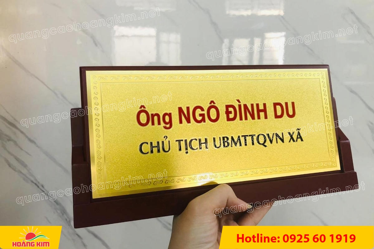 bien chuc danh mat dong de go tam giac mat rut dep 104 - BIỂN CHỨC DANH MẶT ĐỒNG ĐẾ GỖ TAM GI&Aacute;C &ndash; ĐẲNG CẤP CHO L&Atilde;NH ĐẠO