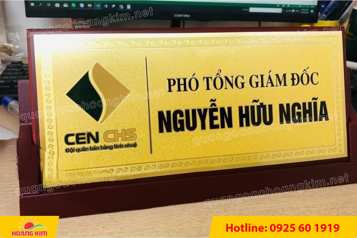 bien chuc danh mat dong de go tam giac mat rut dep 105 - BIỂN CHỨC DANH MẶT ĐỒNG ĐẾ GỖ TAM GI&Aacute;C &ndash; ĐẲNG CẤP CHO L&Atilde;NH ĐẠO