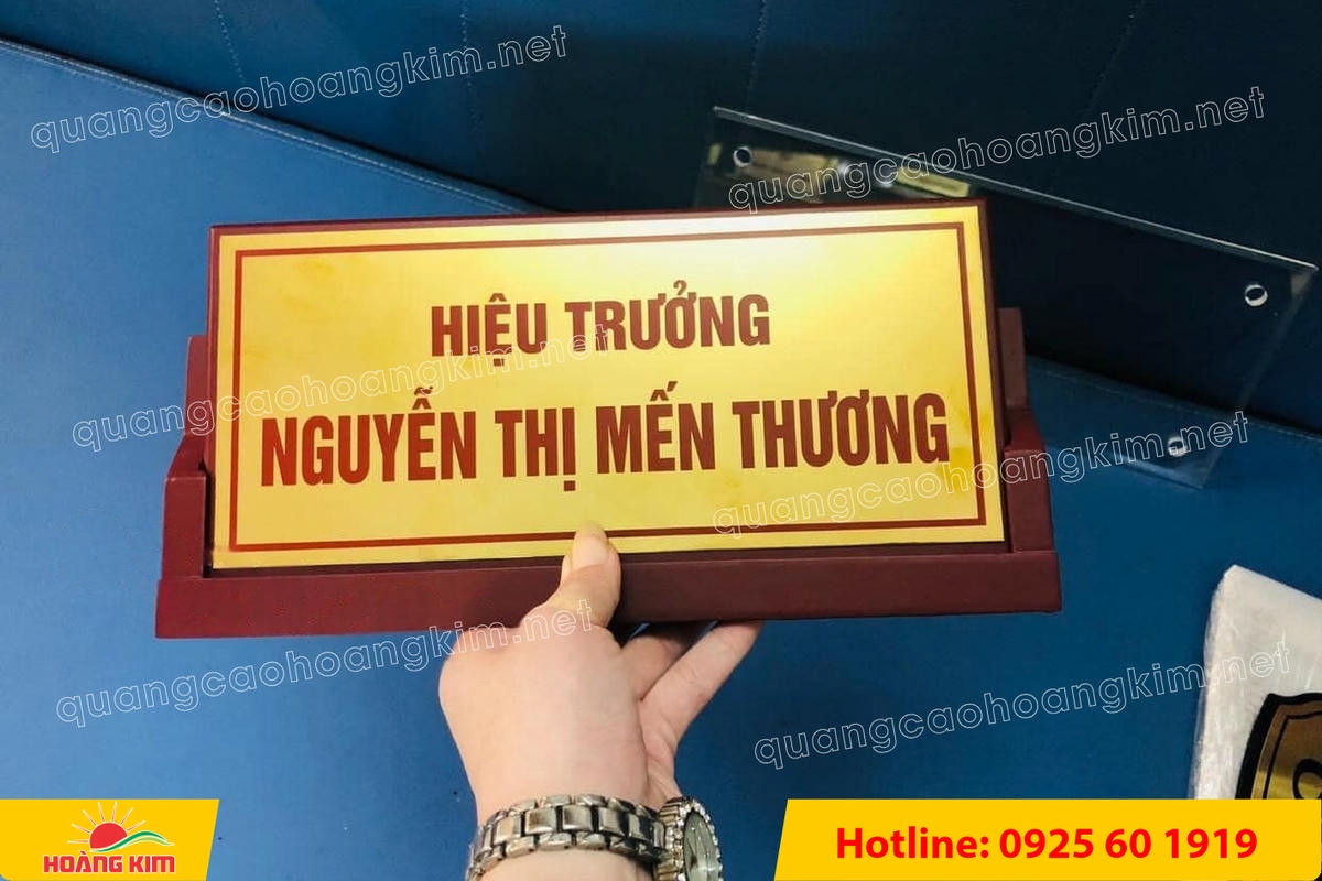 bien chuc danh mat dong de go tam giac mat rut dep 106 - BIỂN CHỨC DANH MẶT ĐỒNG ĐẾ GỖ TAM GI&Aacute;C &ndash; ĐẲNG CẤP CHO L&Atilde;NH ĐẠO