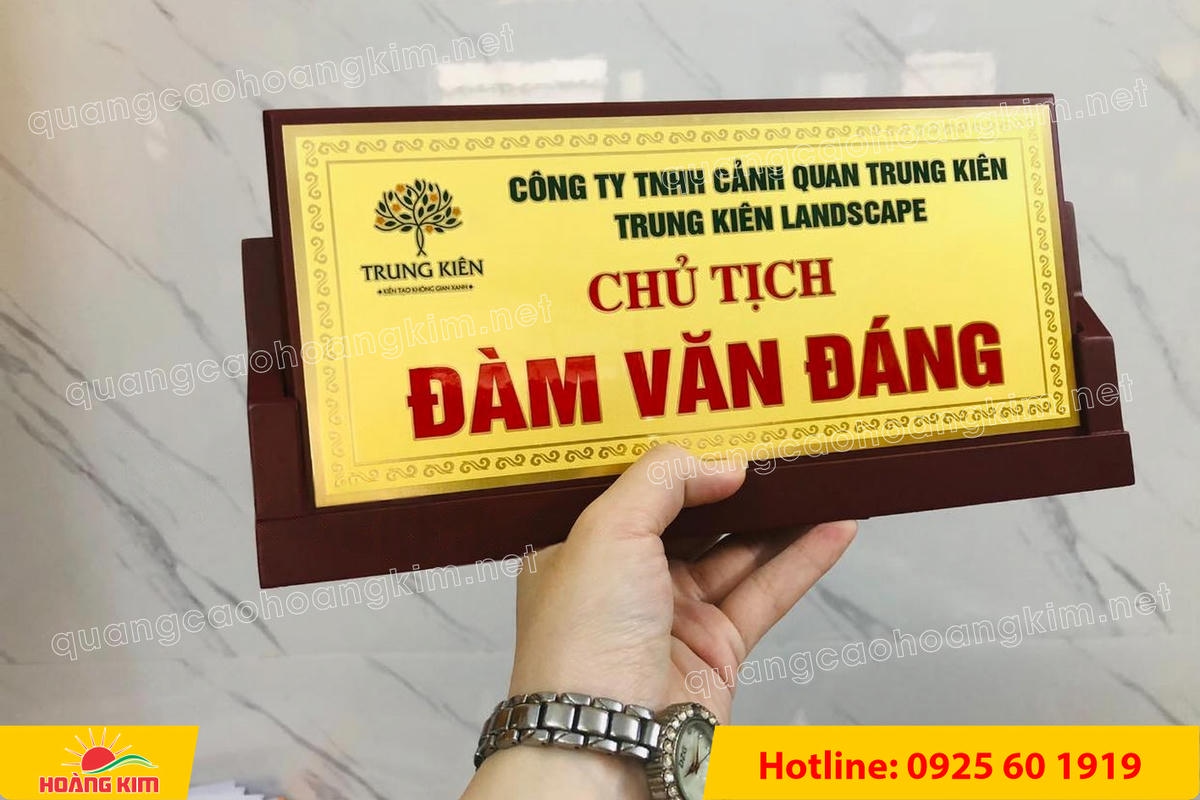 bien chuc danh mat dong de go tam giac mat rut dep 107 - BIỂN CHỨC DANH MẶT ĐỒNG ĐẾ GỖ TAM GI&Aacute;C &ndash; ĐẲNG CẤP CHO L&Atilde;NH ĐẠO