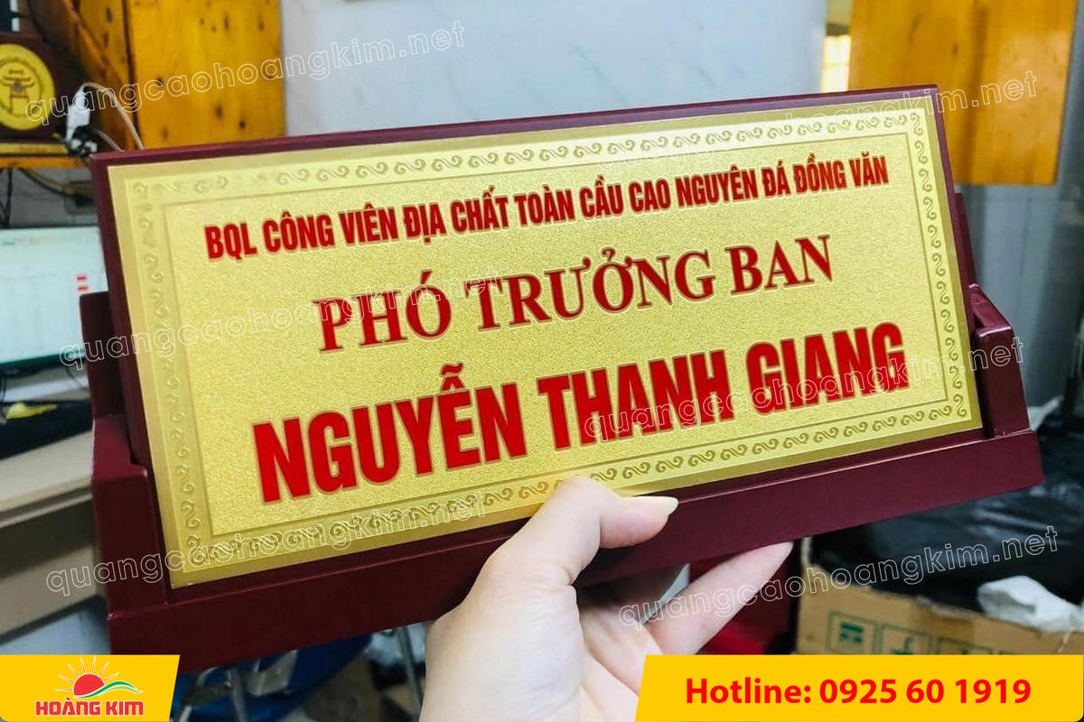 bien chuc danh mat dong de go tam giac mat rut dep 109 - BIỂN CHỨC DANH MẶT ĐỒNG ĐẾ GỖ TAM GI&Aacute;C &ndash; ĐẲNG CẤP CHO L&Atilde;NH ĐẠO