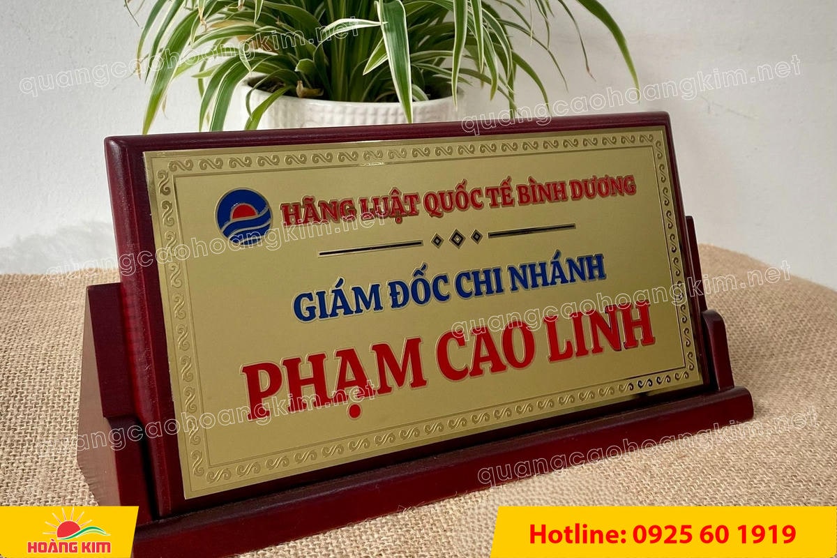 bien chuc danh mat dong de go tam giac mat rut dep 112 - BIỂN CHỨC DANH MẶT ĐỒNG ĐẾ GỖ TAM GI&Aacute;C &ndash; ĐẲNG CẤP CHO L&Atilde;NH ĐẠO
