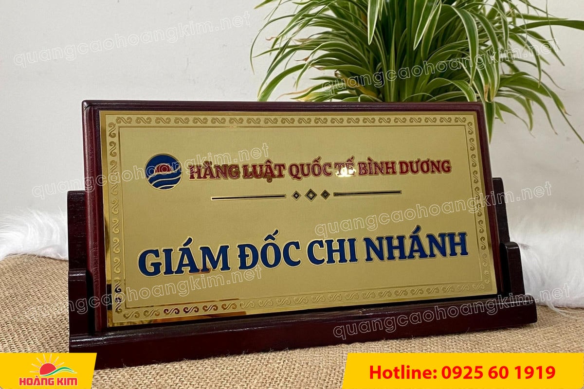 bien chuc danh mat dong de go tam giac mat rut dep 113 - BIỂN CHỨC DANH MẶT ĐỒNG ĐẾ GỖ TAM GI&Aacute;C &ndash; ĐẲNG CẤP CHO L&Atilde;NH ĐẠO