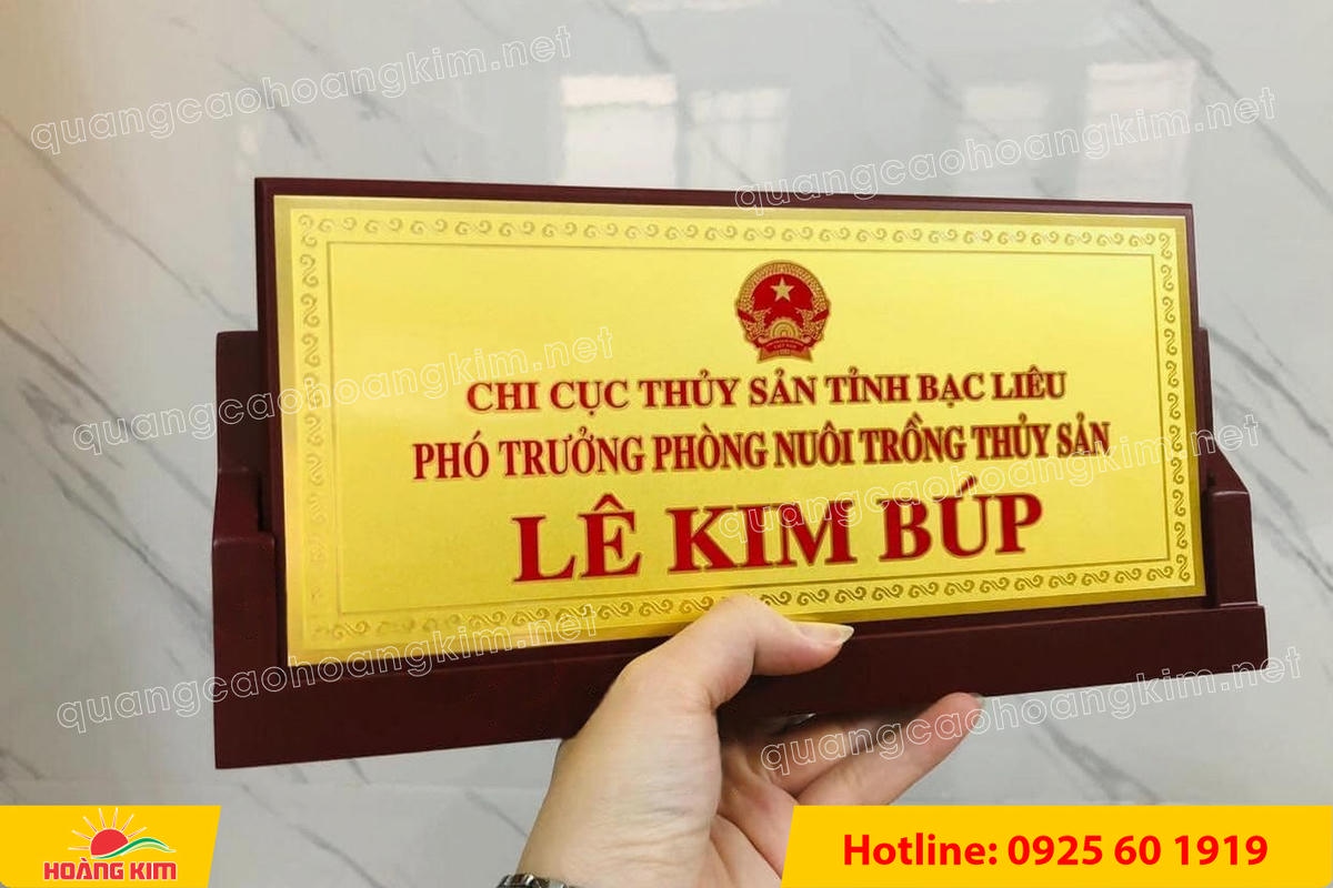 bien chuc danh mat dong de go tam giac mat rut dep 116 - BIỂN CHỨC DANH MẶT ĐỒNG ĐẾ GỖ TAM GI&Aacute;C &ndash; ĐẲNG CẤP CHO L&Atilde;NH ĐẠO