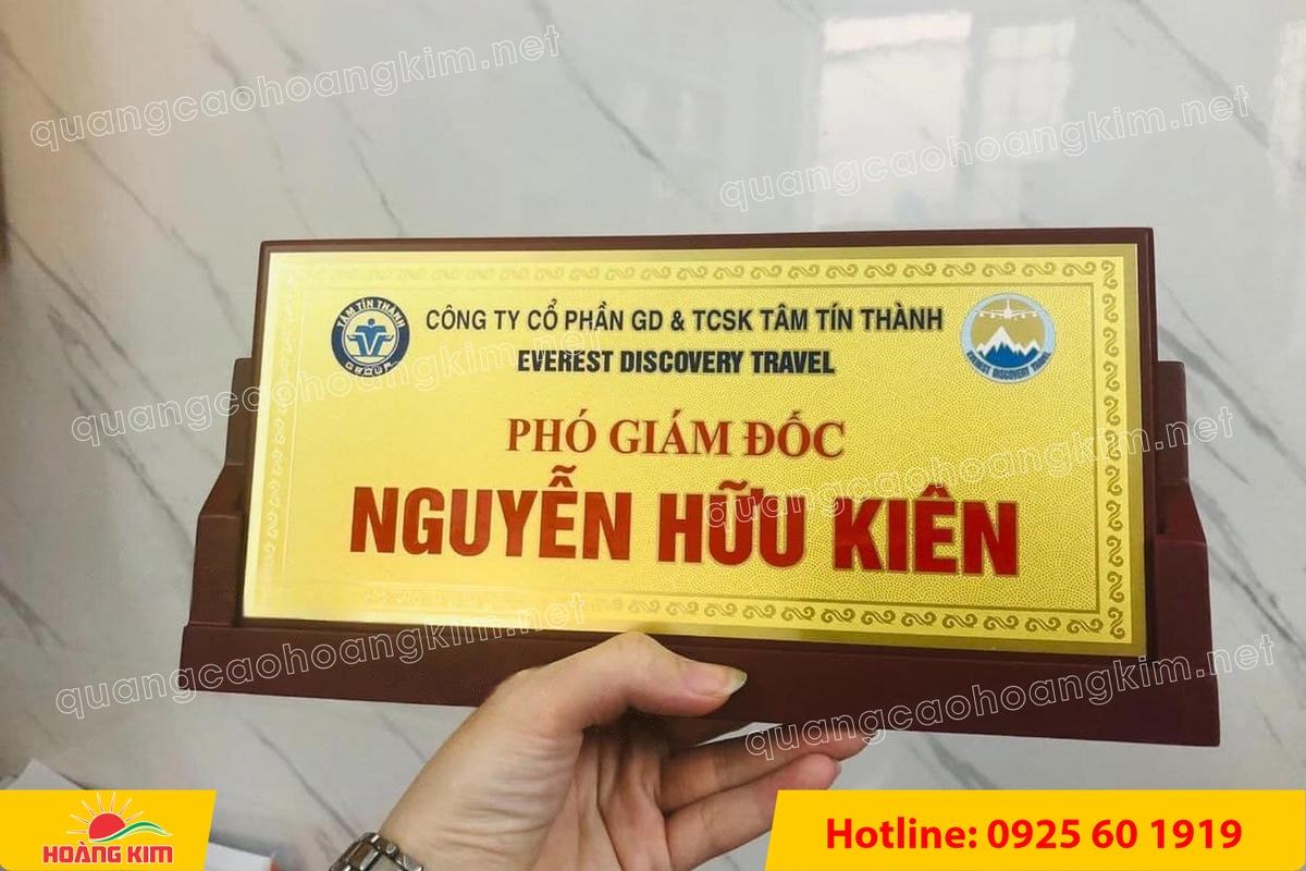 bien chuc danh mat dong de go tam giac mat rut dep 117 - BIỂN CHỨC DANH MẶT ĐỒNG ĐẾ GỖ TAM GI&Aacute;C &ndash; ĐẲNG CẤP CHO L&Atilde;NH ĐẠO