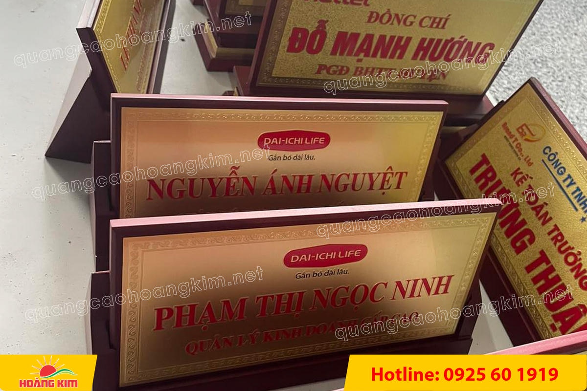 bien chuc danh mat dong de go tam giac mat rut dep 118 - BIỂN CHỨC DANH MẶT ĐỒNG ĐẾ GỖ TAM GI&Aacute;C &ndash; ĐẲNG CẤP CHO L&Atilde;NH ĐẠO