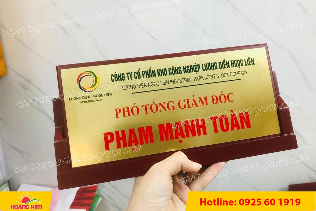 bien chuc danh mat dong de go tam giac mat rut dep 120 - BIỂN CHỨC DANH MẶT ĐỒNG ĐẾ GỖ TAM GI&Aacute;C &ndash; ĐẲNG CẤP CHO L&Atilde;NH ĐẠO