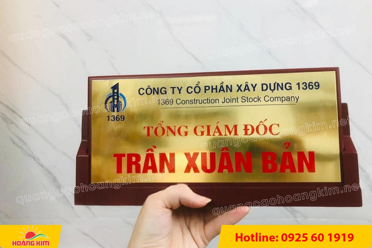 bien chuc danh mat dong de go tam giac mat rut dep 122 - BIỂN CHỨC DANH MẶT ĐỒNG ĐẾ GỖ TAM GI&Aacute;C &ndash; ĐẲNG CẤP CHO L&Atilde;NH ĐẠO