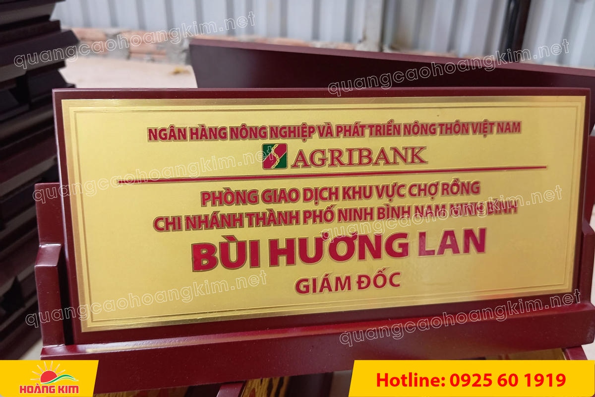 bien chuc danh mat dong de go tam giac mat rut dep 124 - BIỂN CHỨC DANH MẶT ĐỒNG ĐẾ GỖ TAM GI&Aacute;C &ndash; ĐẲNG CẤP CHO L&Atilde;NH ĐẠO