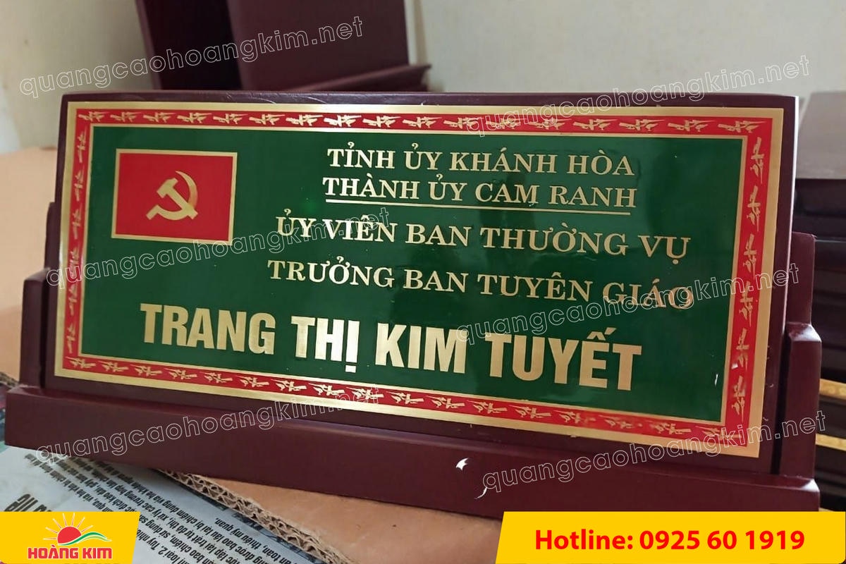 bien chuc danh mat dong de go tam giac mat rut dep 125 - BIỂN CHỨC DANH MẶT ĐỒNG ĐẾ GỖ TAM GI&Aacute;C &ndash; ĐẲNG CẤP CHO L&Atilde;NH ĐẠO