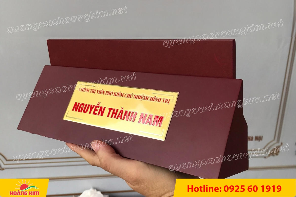 bien chuc danh mat dong de go tam giac mat rut dep 127 - BIỂN CHỨC DANH MẶT ĐỒNG ĐẾ GỖ TAM GI&Aacute;C &ndash; ĐẲNG CẤP CHO L&Atilde;NH ĐẠO