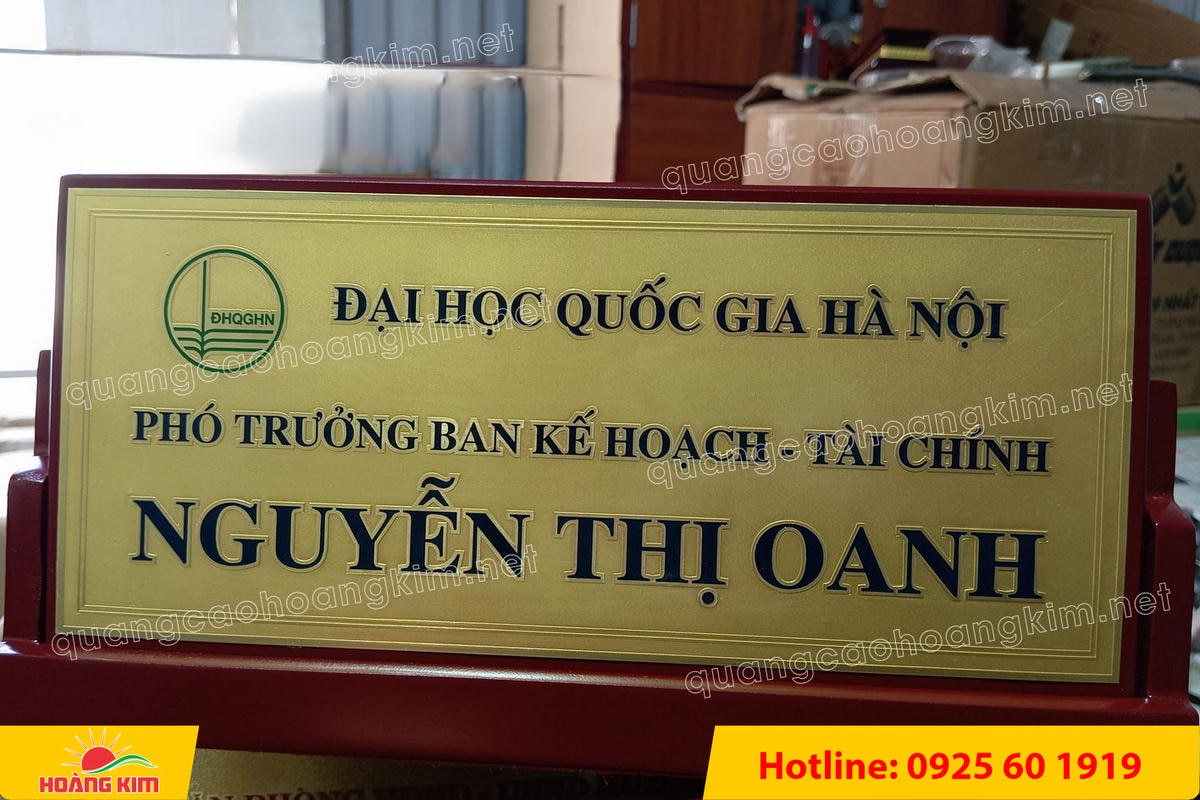 bien chuc danh mat dong de go tam giac mat rut dep 129 - BIỂN CHỨC DANH MẶT ĐỒNG ĐẾ GỖ TAM GI&Aacute;C &ndash; ĐẲNG CẤP CHO L&Atilde;NH ĐẠO