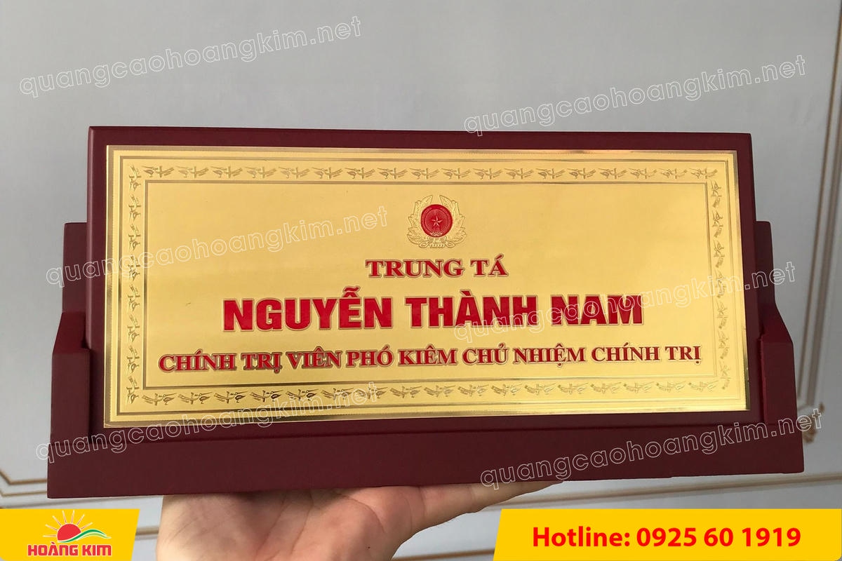 bien chuc danh mat dong de go tam giac mat rut dep 130 - BIỂN CHỨC DANH MẶT ĐỒNG ĐẾ GỖ TAM GI&Aacute;C &ndash; ĐẲNG CẤP CHO L&Atilde;NH ĐẠO