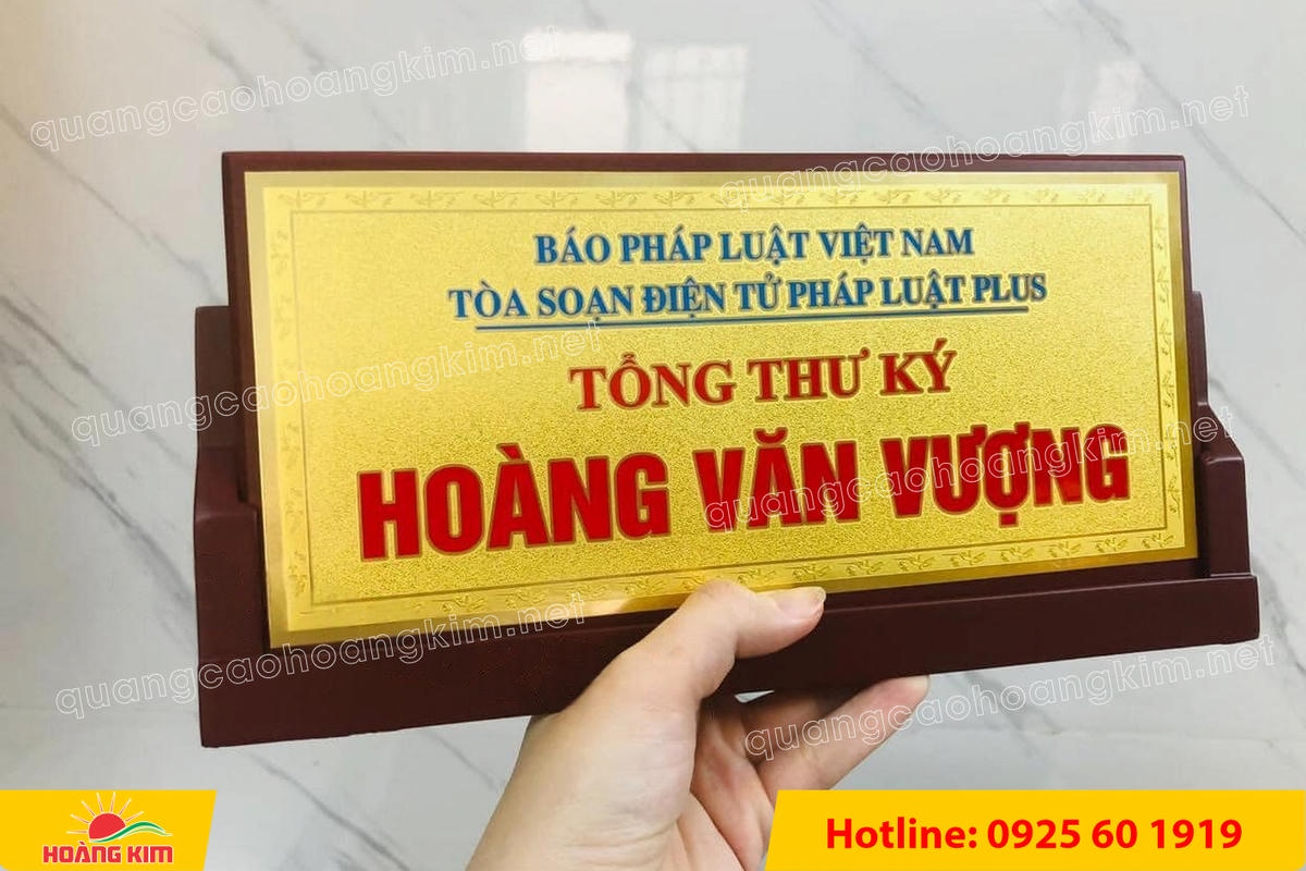 bien chuc danh mat dong de go tam giac mat rut dep 135 - BIỂN CHỨC DANH MẶT ĐỒNG ĐẾ GỖ TAM GI&Aacute;C &ndash; ĐẲNG CẤP CHO L&Atilde;NH ĐẠO