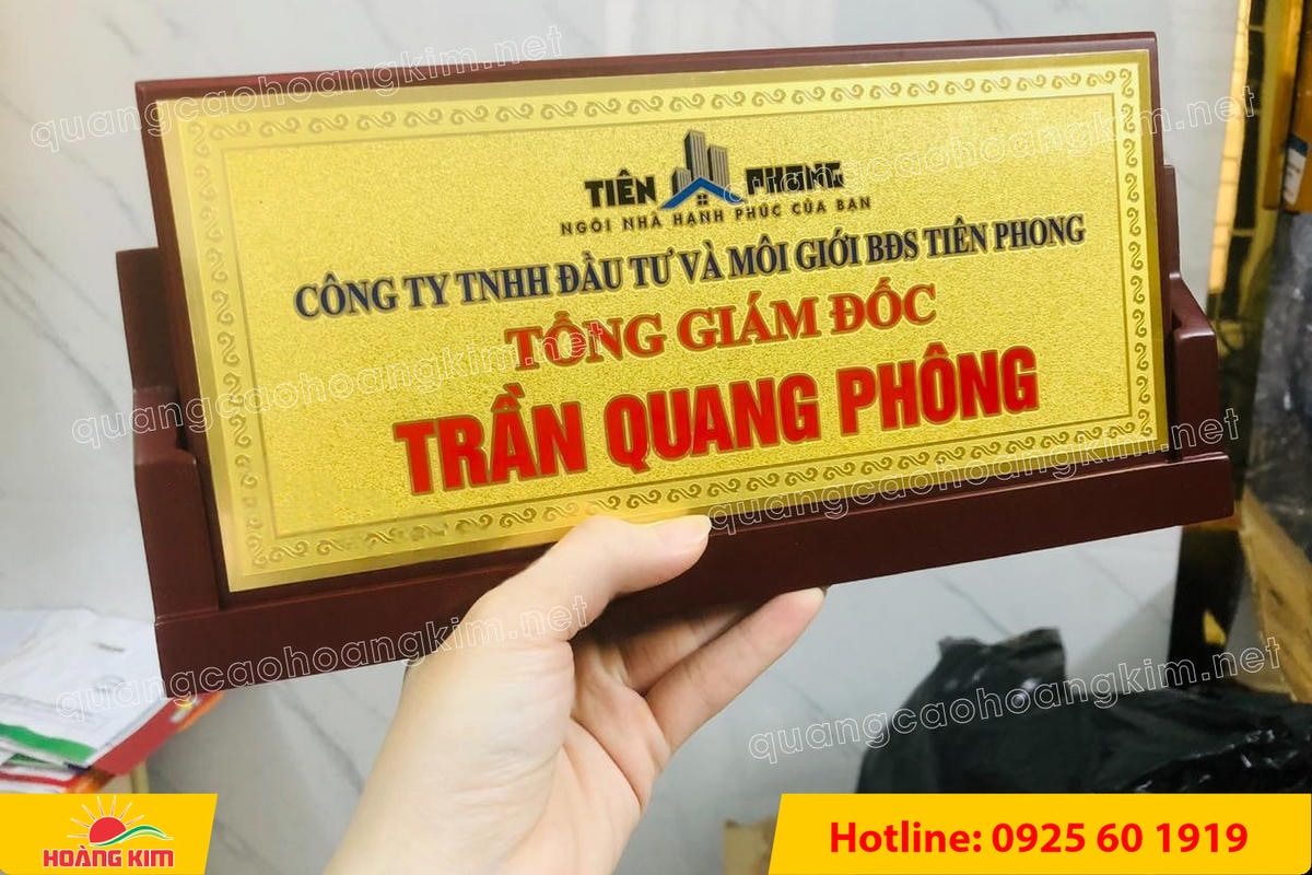 bien chuc danh mat dong de go tam giac mat rut dep 136 - BIỂN CHỨC DANH MẶT ĐỒNG ĐẾ GỖ TAM GI&Aacute;C &ndash; ĐẲNG CẤP CHO L&Atilde;NH ĐẠO