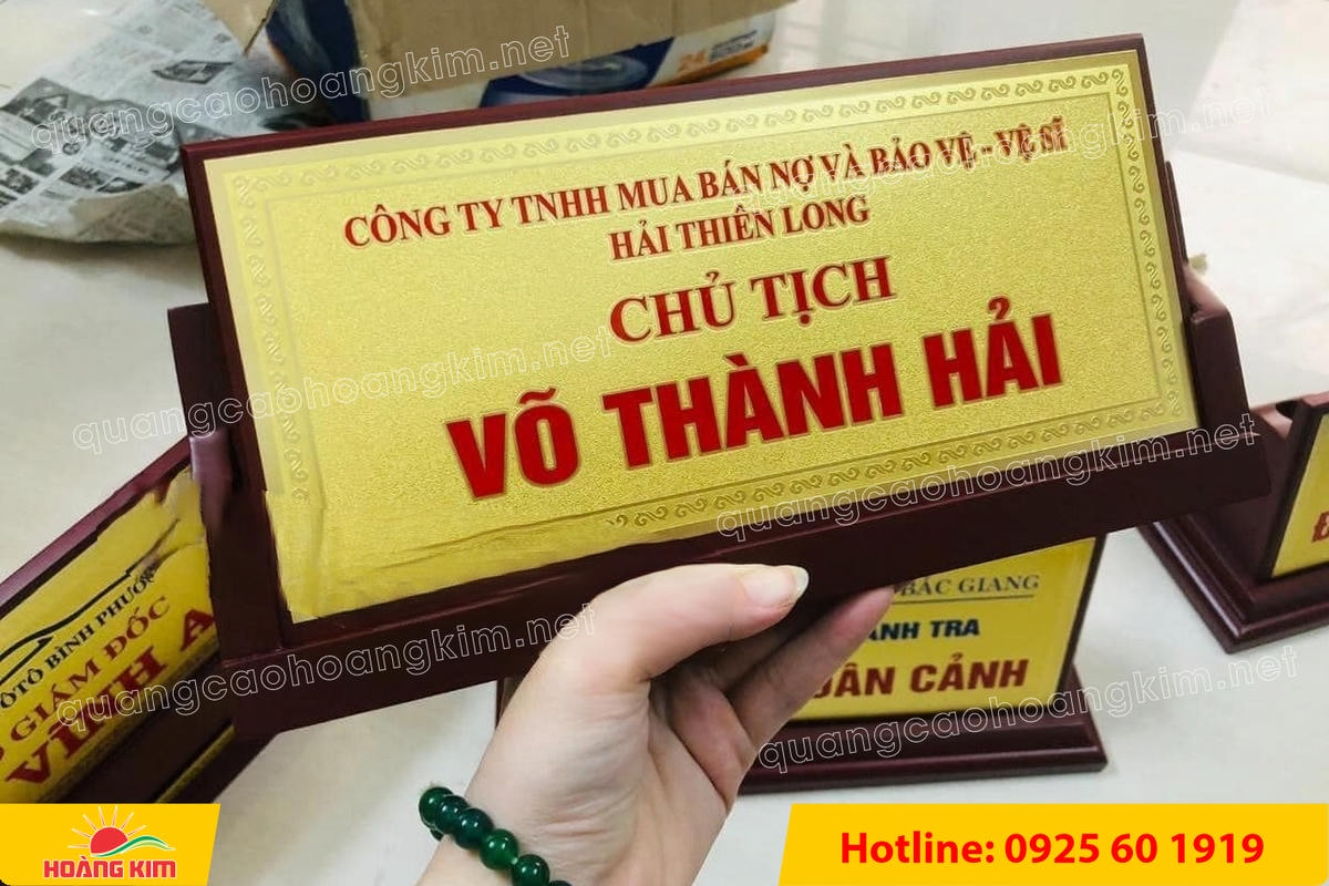 bien chuc danh mat dong de go tam giac mat rut dep 137 - BIỂN CHỨC DANH MẶT ĐỒNG ĐẾ GỖ TAM GI&Aacute;C &ndash; ĐẲNG CẤP CHO L&Atilde;NH ĐẠO