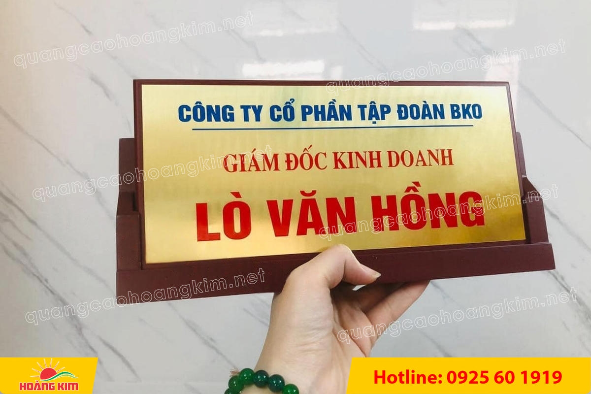 bien chuc danh mat dong de go tam giac mat rut dep 138 - BIỂN CHỨC DANH MẶT ĐỒNG ĐẾ GỖ TAM GI&Aacute;C &ndash; ĐẲNG CẤP CHO L&Atilde;NH ĐẠO
