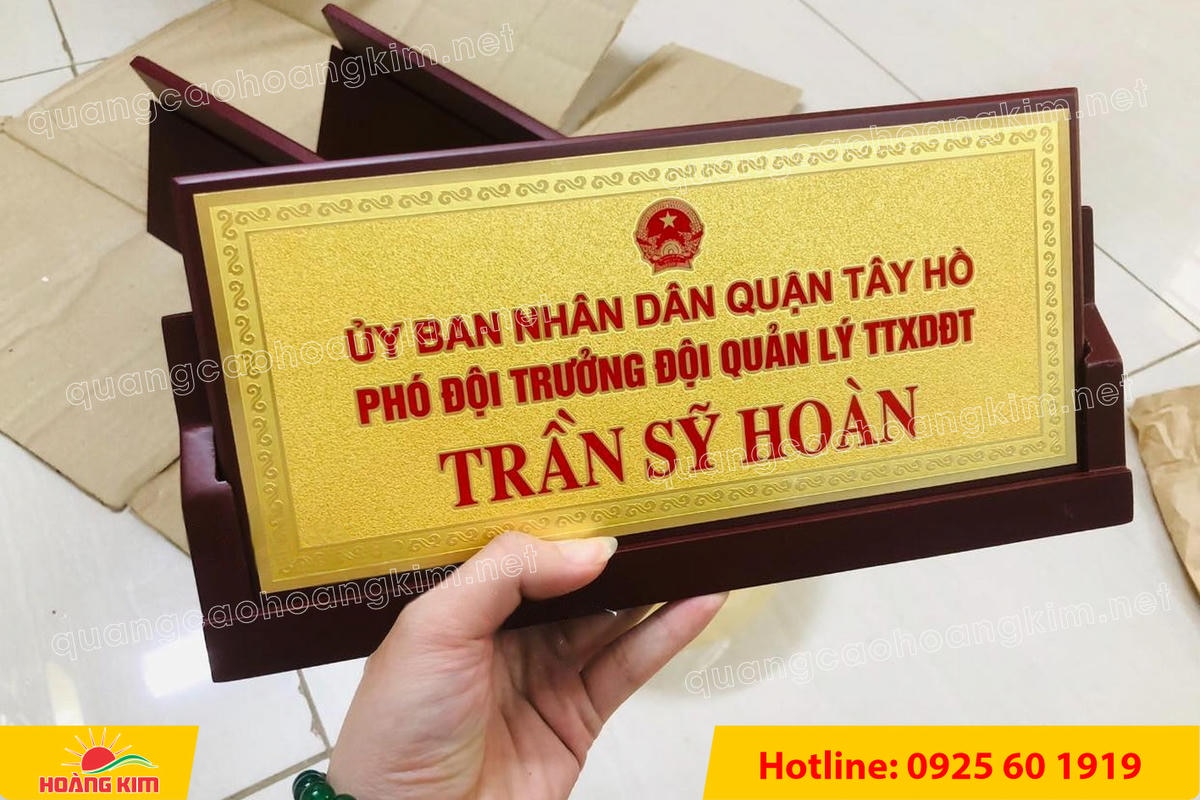 bien chuc danh mat dong de go tam giac mat rut dep 139 - BIỂN CHỨC DANH MẶT ĐỒNG ĐẾ GỖ TAM GI&Aacute;C &ndash; ĐẲNG CẤP CHO L&Atilde;NH ĐẠO