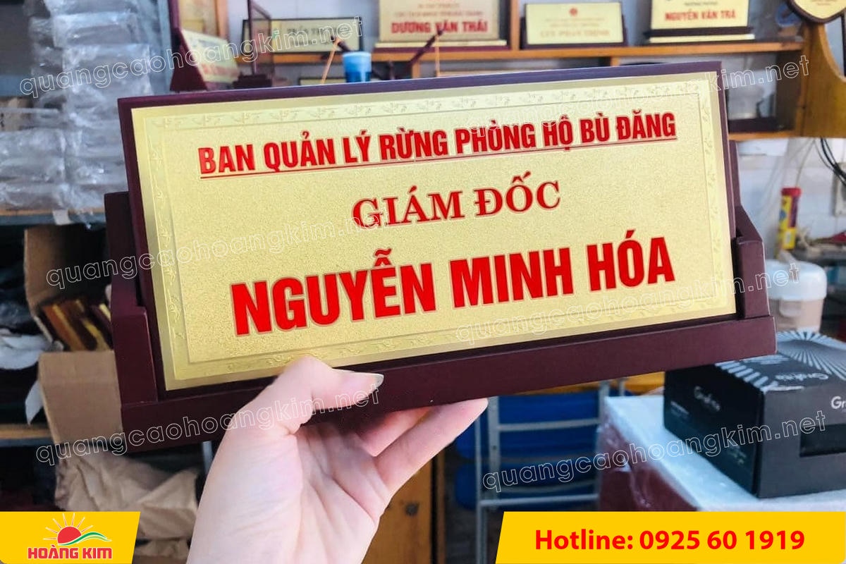 bien chuc danh mat dong de go tam giac mat rut dep 140 - BIỂN CHỨC DANH MẶT ĐỒNG ĐẾ GỖ TAM GI&Aacute;C &ndash; ĐẲNG CẤP CHO L&Atilde;NH ĐẠO