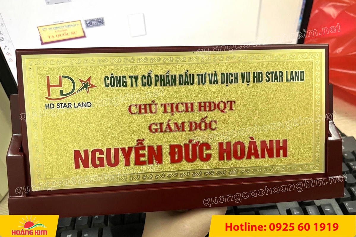 bien chuc danh mat dong de go tam giac mat rut dep 142 - BIỂN CHỨC DANH MẶT ĐỒNG ĐẾ GỖ TAM GI&Aacute;C &ndash; ĐẲNG CẤP CHO L&Atilde;NH ĐẠO