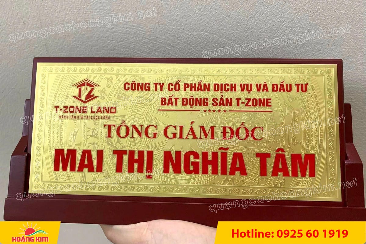 bien chuc danh mat dong de go tam giac mat rut dep 143 - BIỂN CHỨC DANH MẶT ĐỒNG ĐẾ GỖ TAM GI&Aacute;C &ndash; ĐẲNG CẤP CHO L&Atilde;NH ĐẠO