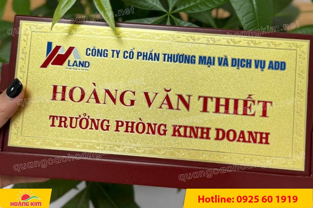 bien chuc danh mat dong de go tam giac mat rut dep 148 - BIỂN CHỨC DANH MẶT ĐỒNG ĐẾ GỖ TAM GI&Aacute;C &ndash; ĐẲNG CẤP CHO L&Atilde;NH ĐẠO