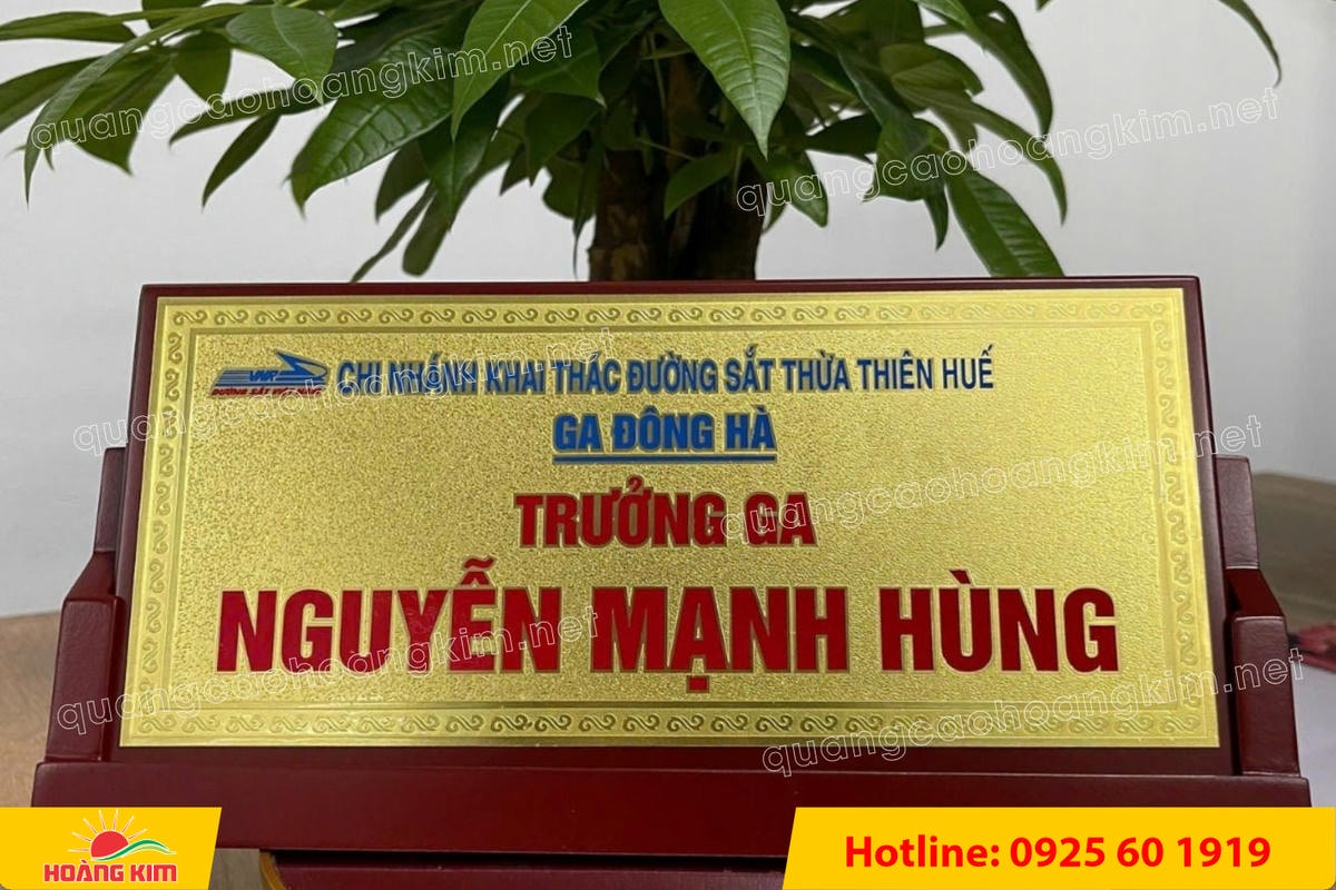 bien chuc danh mat dong de go tam giac mat rut dep 149 - BIỂN CHỨC DANH MẶT ĐỒNG ĐẾ GỖ TAM GI&Aacute;C &ndash; ĐẲNG CẤP CHO L&Atilde;NH ĐẠO
