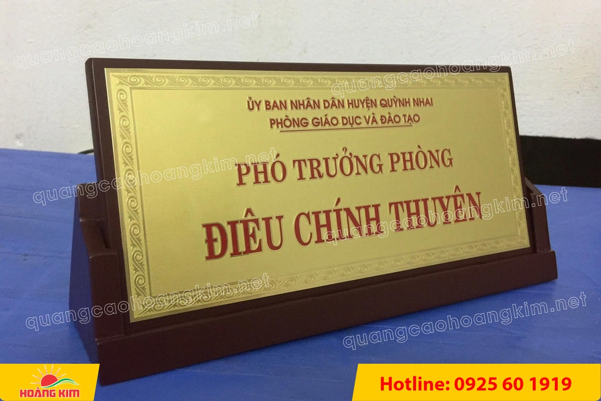 bien chuc danh mat dong de go tam giac mat rut dep 15 - BIỂN CHỨC DANH MẶT ĐỒNG ĐẾ GỖ TAM GI&Aacute;C &ndash; ĐẲNG CẤP CHO L&Atilde;NH ĐẠO